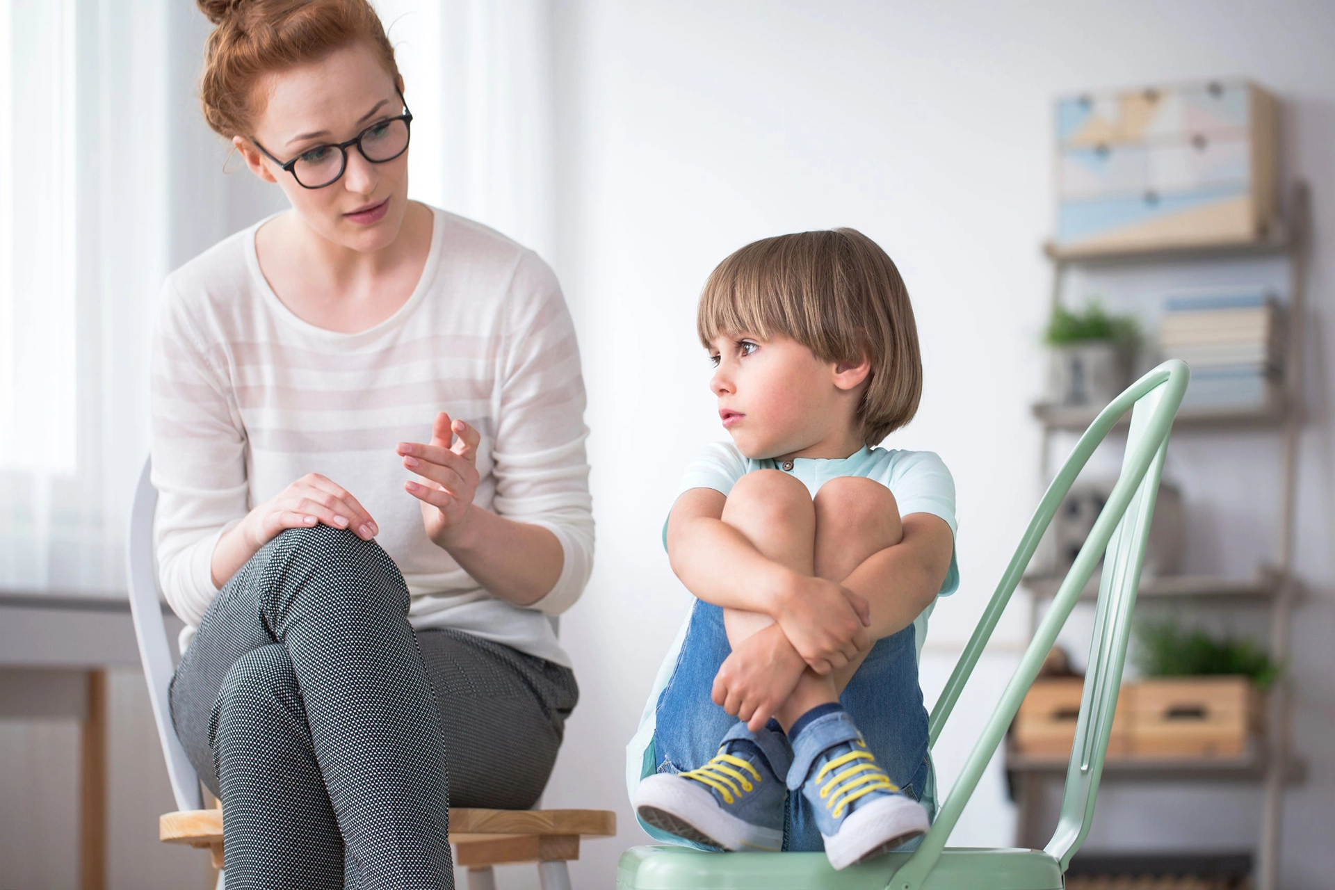 woman-with-kid-2026 Woman sitting with a young child and talking